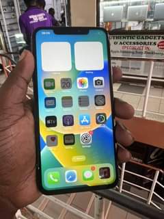 A picture of iPhone X S max at ugx 850 000