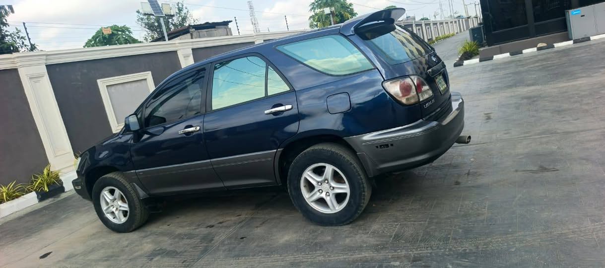 A picture of Lexus Rx 300