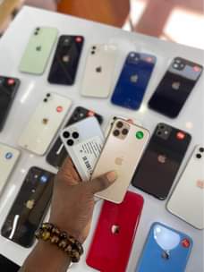 A picture of Iphone xr zipo dukani bei ni 450k kwa 500k 0621828155