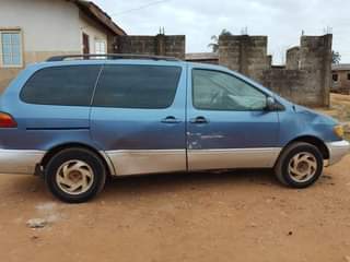 A picture of 1999 Toyota Sienna 1999