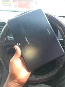 A picture of Nauza tablet ya Samsung gb 32 kalisana pia inaingia line