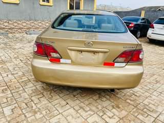 A picture of 2004 LEXUS ES330 TOKS STANDARD