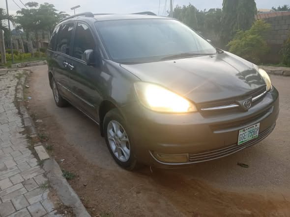 A picture of Toyota Sienna 2006 model