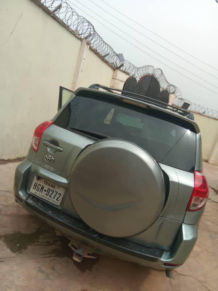 A picture of Rav4 08