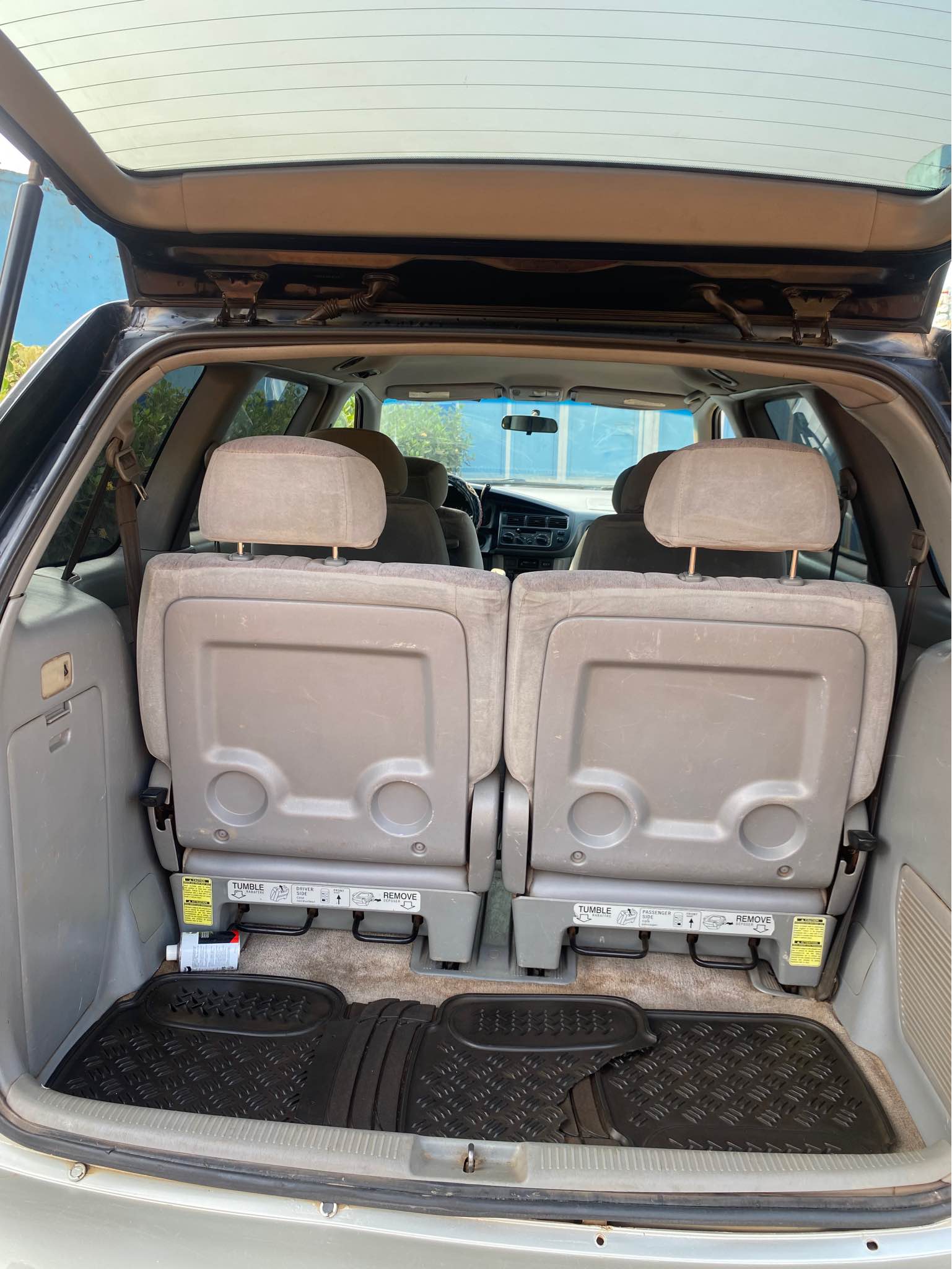 A picture of TOYOTA SIENNA 2003