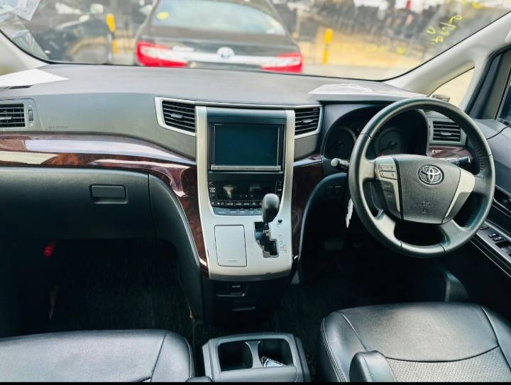 A picture of TOYOTA ALPHARD
