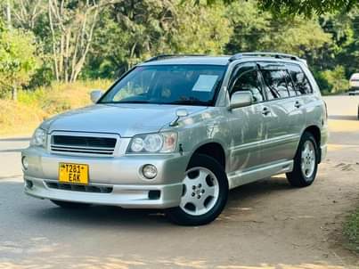 A picture of Toyota kluger Price25 million Cc2360 Call watsp number 0678402797