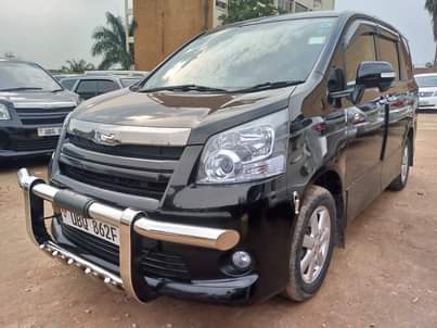 A picture of TOYOTA NOAH
