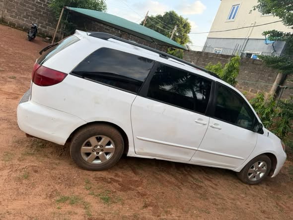 A picture of TOYOTA SIENNA