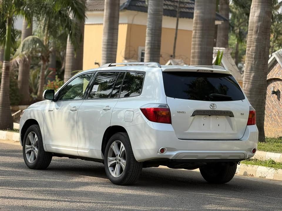 A picture of Toyota Highlander 2009 model