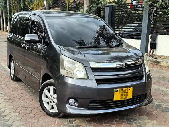 A picture of Toyota noah SI