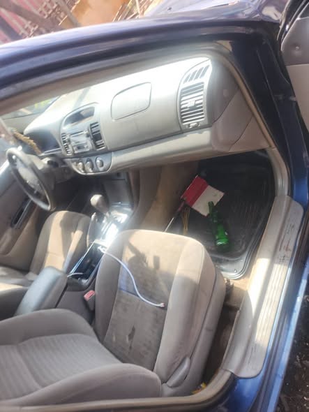 A picture of Dealers deal Toyota Camry 4plug 05 model with engine and
