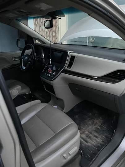 A picture of Toyota Sienna 2016 model