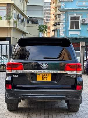 A picture of LANDCRUISER V8