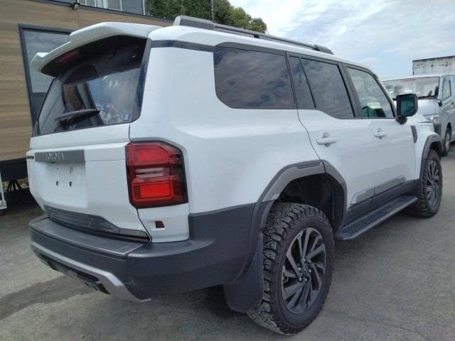 A picture of DAMAGED TOYOTA LAND CRUISER 250 CLASS READY TO BE IMPORTED