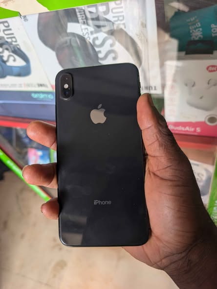 A picture of iPhone Xsmax 256gb no face I d 09079917217