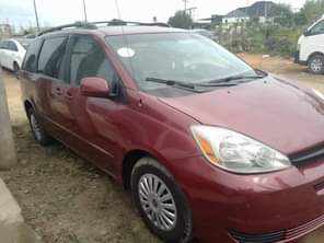 A picture of TOYOTA SIENNA SHARP GEAR SOUND ENGINE CLEAN BODY AND INTERIOR
