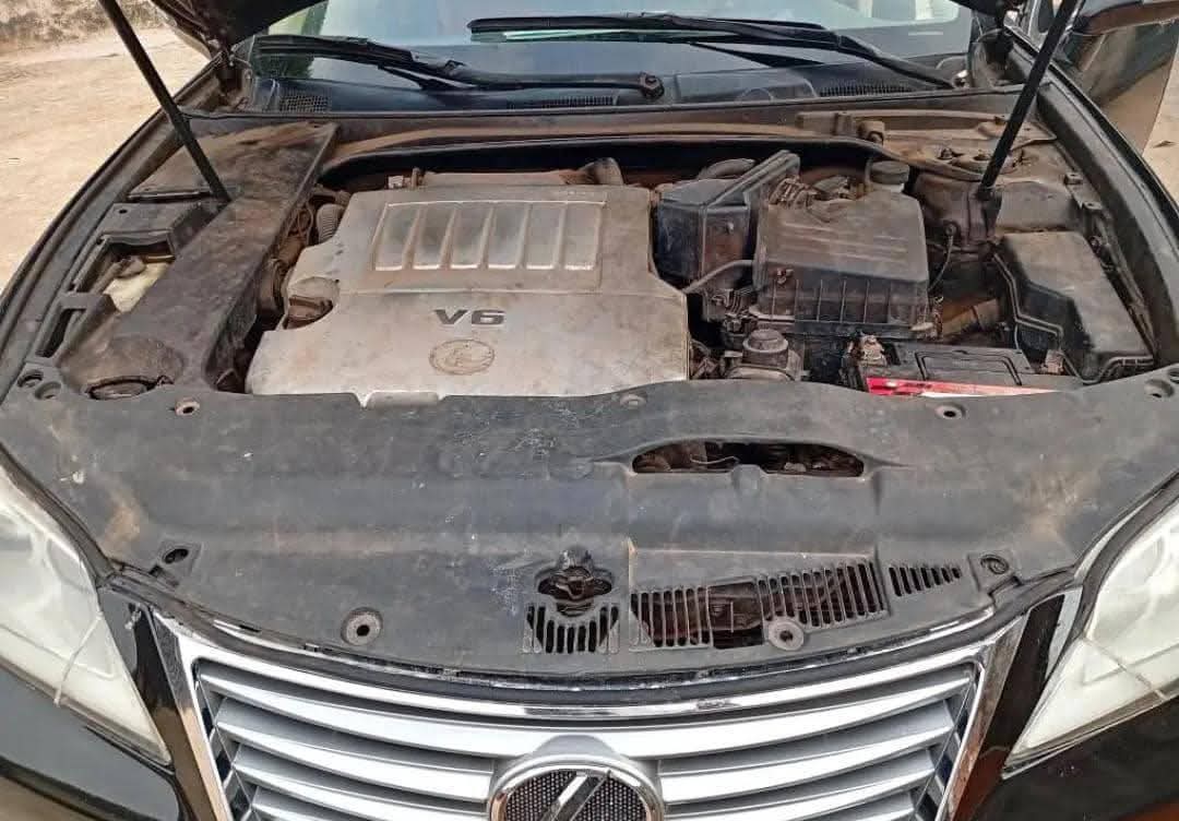 A picture of 2004 Lexus 2004