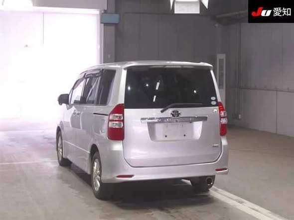 A picture of 2010 Toyota Noah si 2 0
