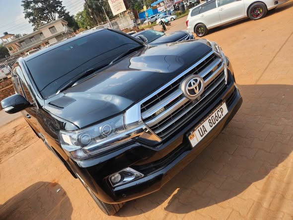 A picture of V8 land cruiser on sale