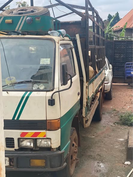 A picture of 1990 Isuzu Elf 1990