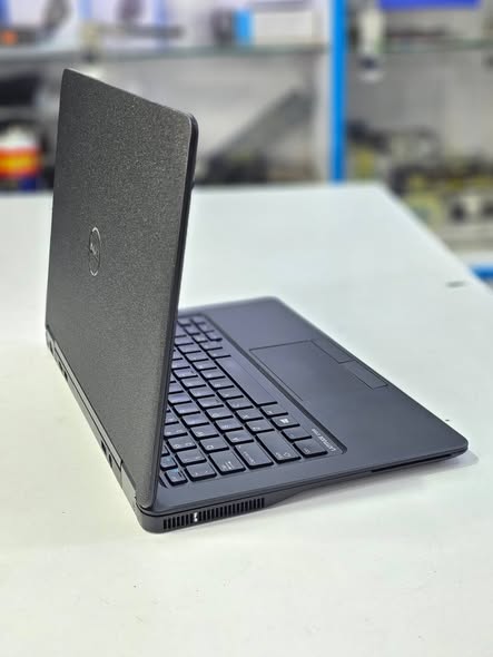 A picture of Dell latitude 7250