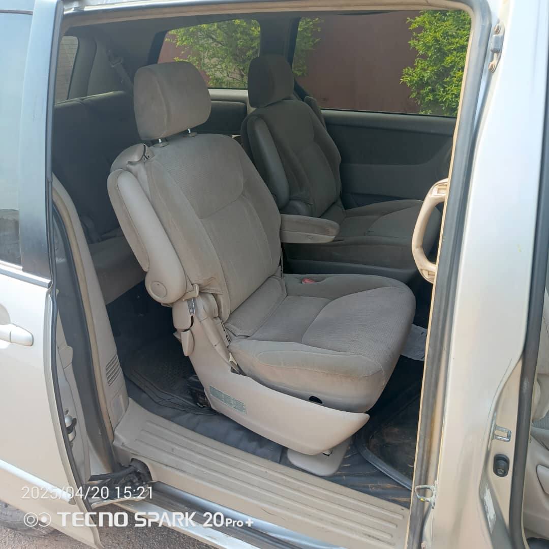 A picture of Toyota Sienna 2004 Two months used Owner got visa to