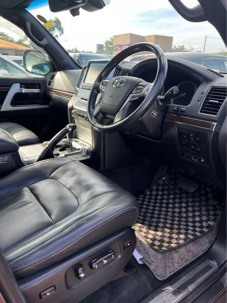 A picture of 2018 TOYOTA LAND CRUISER ZX v8 0703788764