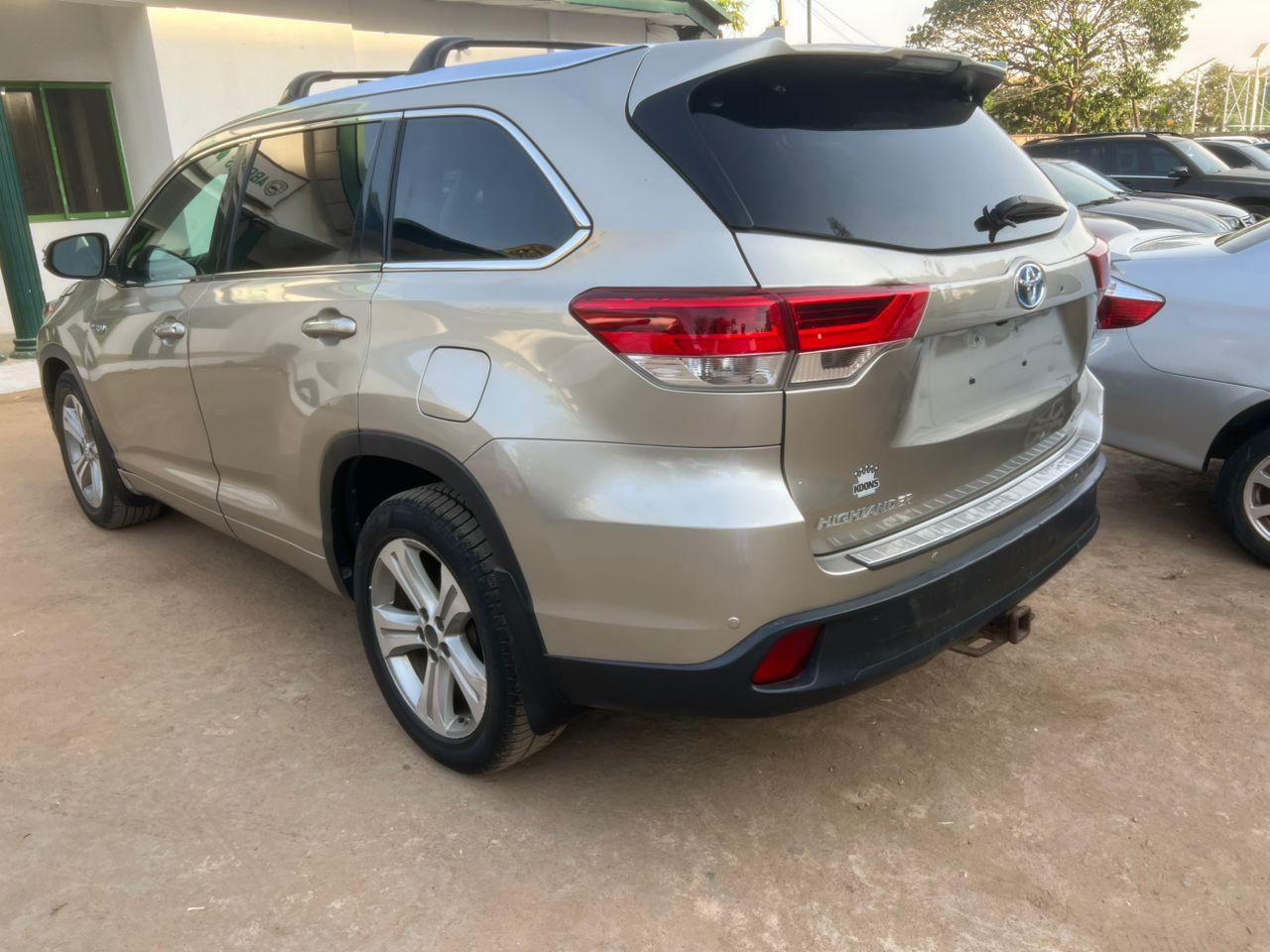 A picture of HIGHLANDER 2015 hybrid