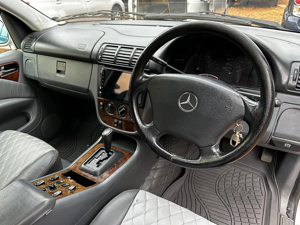 A picture of Mercedes Benz ML320 22m