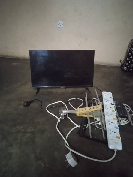 A picture of 24INCH SMARTX TV WITH FREE TO AIR PLUS ANTENNA AND