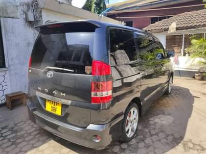 A picture of TOYOTA NOAH