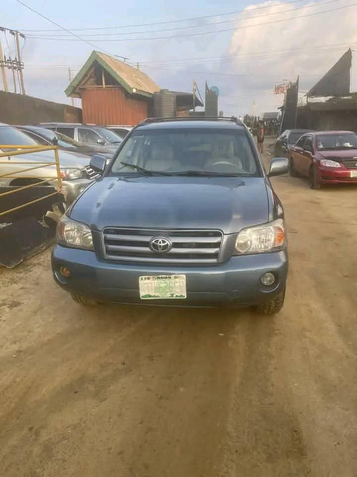 A picture of Clean Toyota Highlander 3 seaters