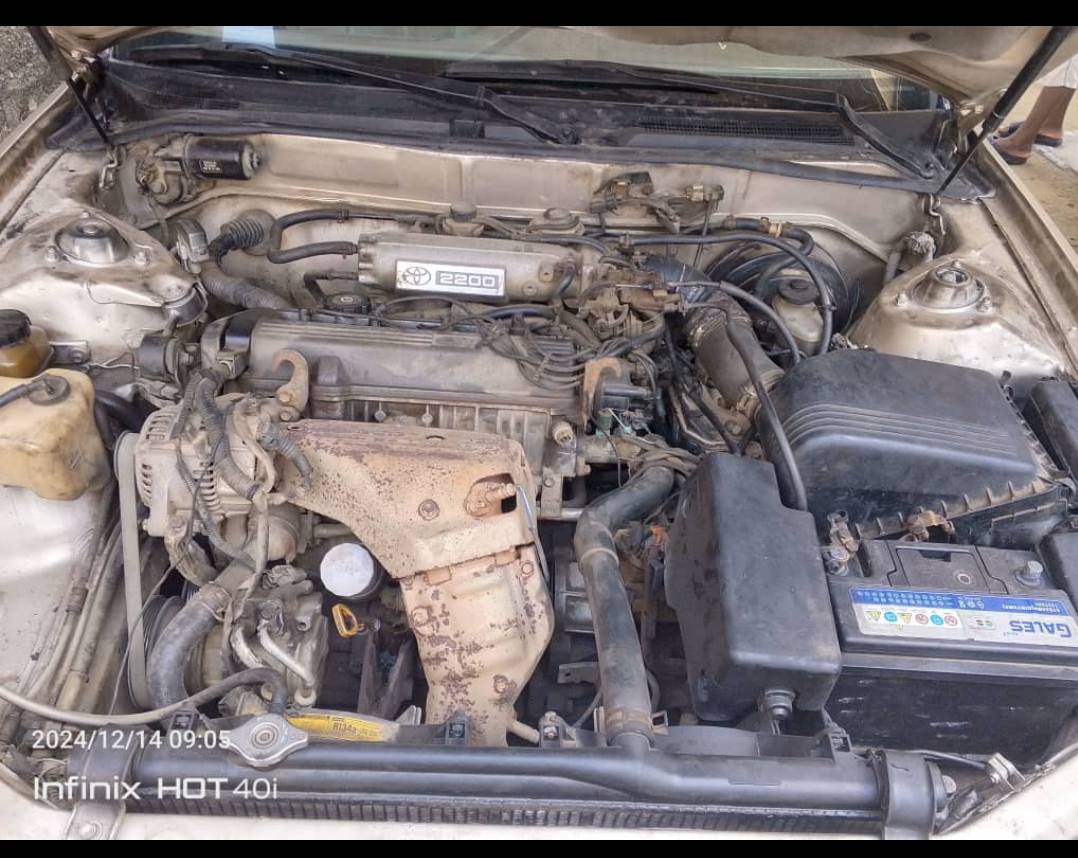 A picture of Toyota Camry orobo painted on first body engine and gear