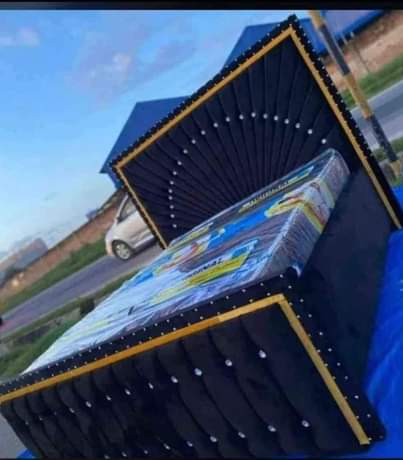 A picture of Bed sofa mpya 180000 nipigie 07622032249 usafiri ni Bure