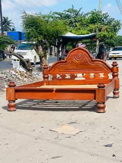 A picture of NAUza kitanda 5 6 mbao nzito nene Bei 125 tu