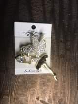 A picture of Brooches of different style