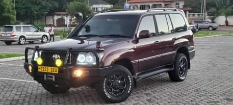 A picture of TOYOTA LAND CRUISER VX BEI ..........65M 0757455444