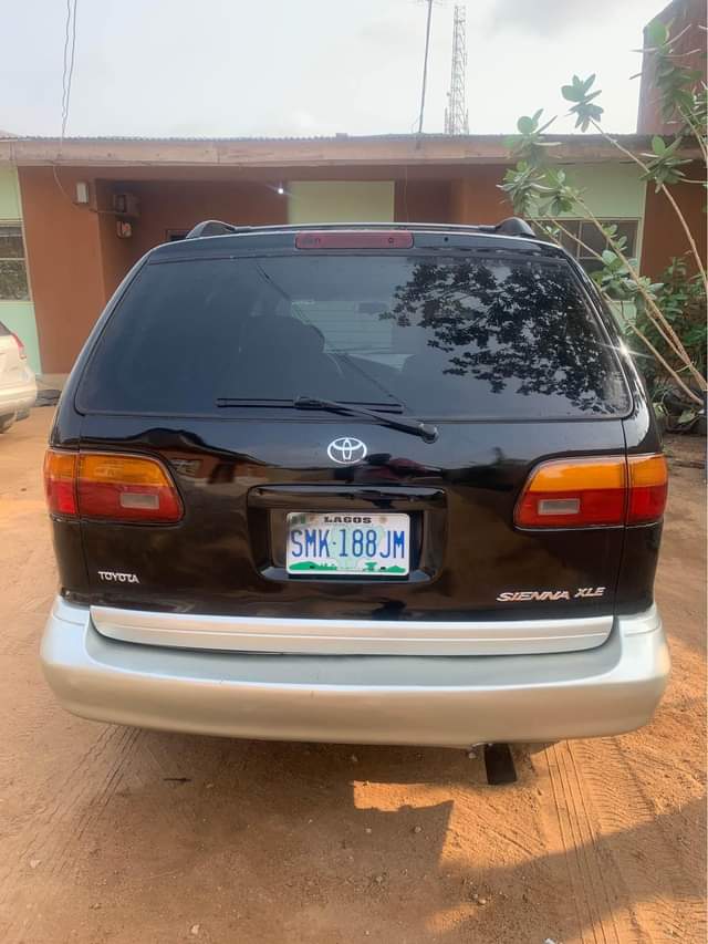 A picture of Toyota Seinna 1999 model everything working perfectly fine nothing to