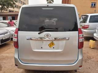 A picture of TOYOTA NOAH