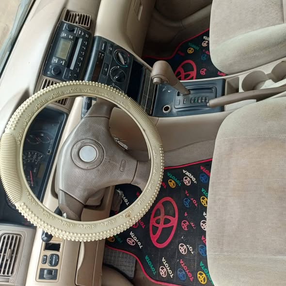 A picture of Toyota Corolla 04