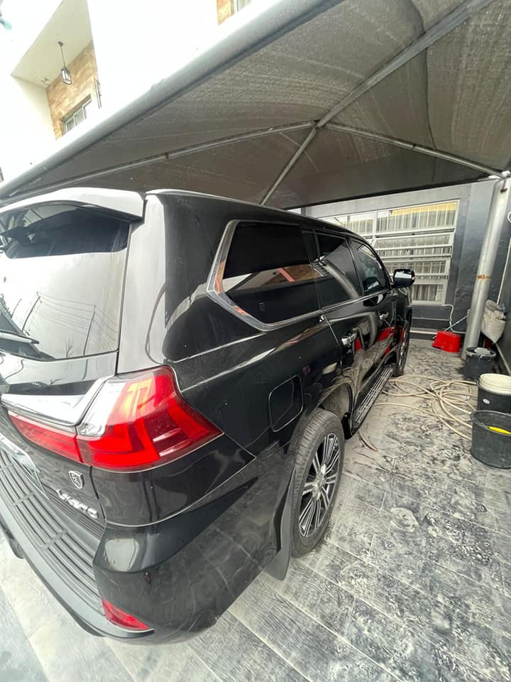 A picture of Lexus 570