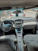 A picture of Awoof awoof Toyota Highlander year 2004 two rows painted going
