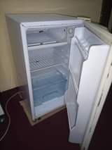 A picture of Mr UK fridge single door inagandisha sana na kupoza vzr
