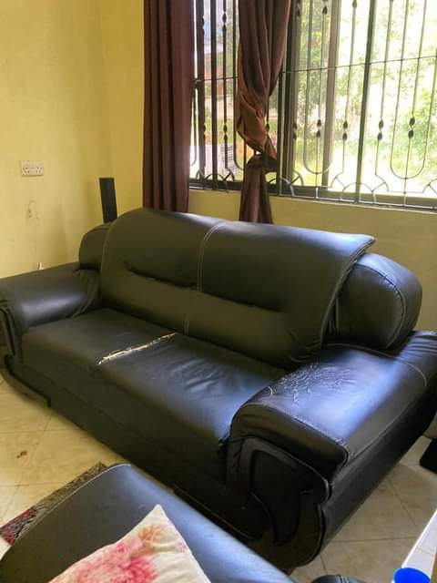 A picture of Sofa zipo 2 la watu 3 na mtu 1