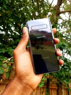 A picture of Samsung Galaxy S10 at 580k. 128gb storage . Call me