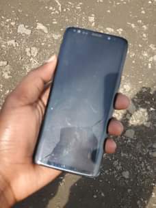 A picture of SAMSUNG S9 PLAIN 64 4GB. BEI 180K MBEYA 0775611349