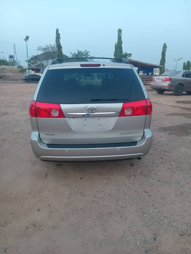 A picture of Toyota sieena 2010