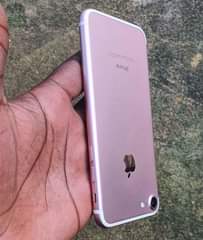 A picture of IPhone 7 128gb PRICE 179 000