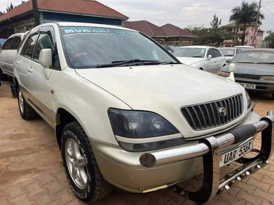 A picture of 2000 TOYOTA HARRIER 3.0